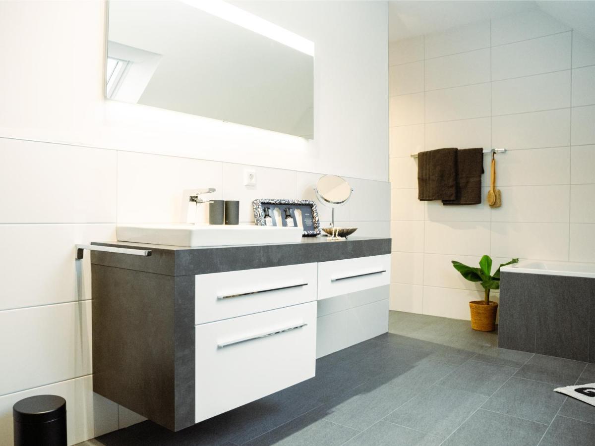 Lio Suite Design Apartment Balkon Terrasse Parken Fur 4 Personen Bad Salzuflen Bagian luar foto